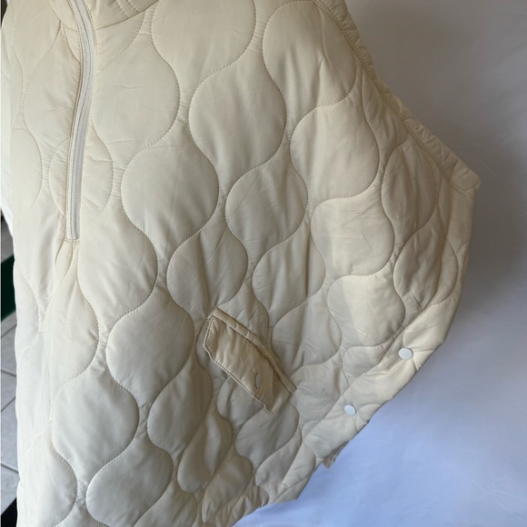 NWT F.I.N.D.S cream quilted shawl/cape - Picture 5 of 8